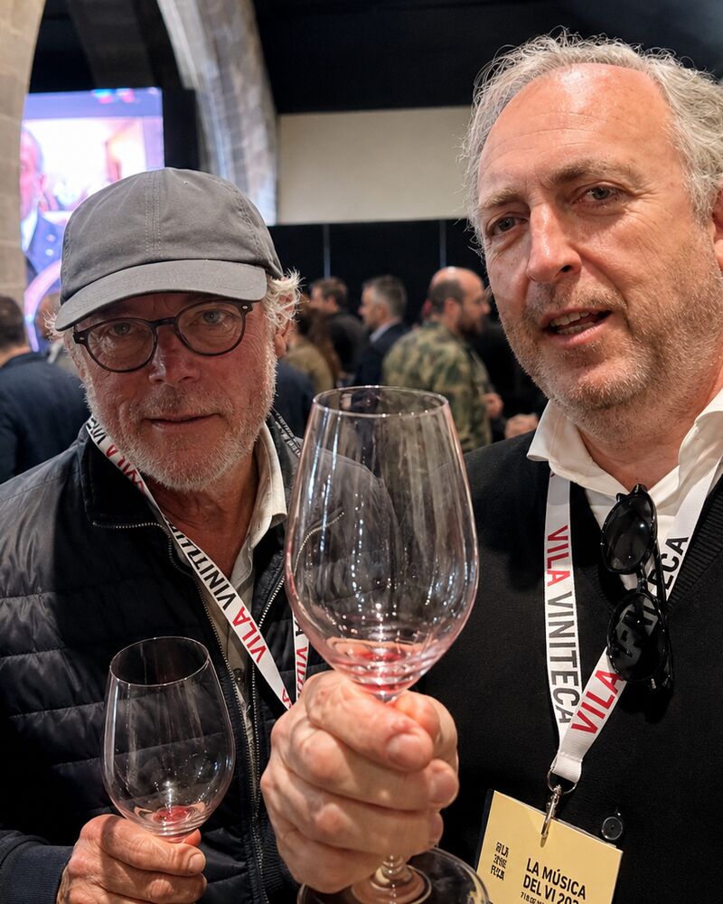Socios de AIEGYT catando vino en una feria enológica