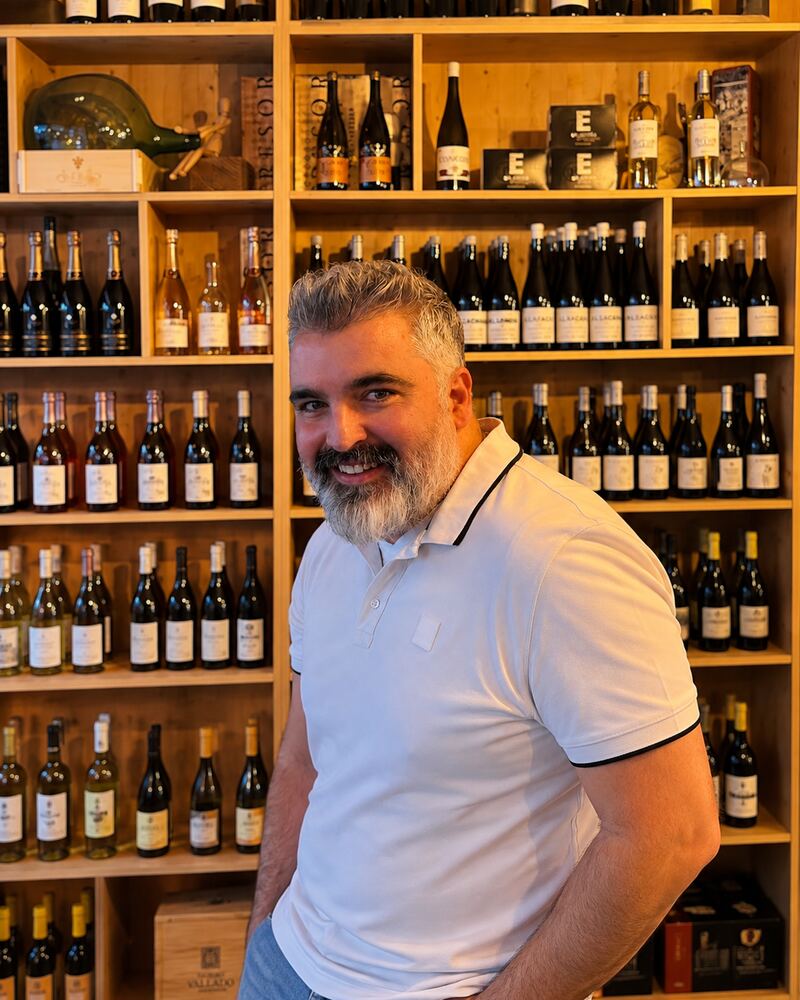 Socio de AIEGYT en una tienda especializada de vinos