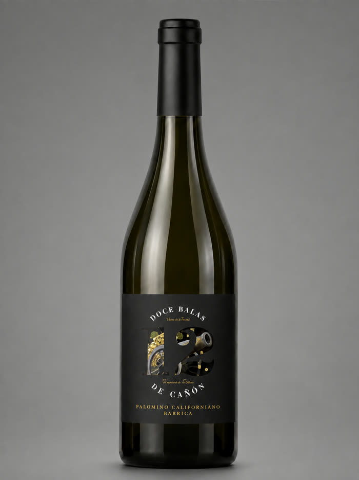 Botella de 12 Balas de Cañón Blanco Barrica con etiqueta negra sobre fondo gris neutro