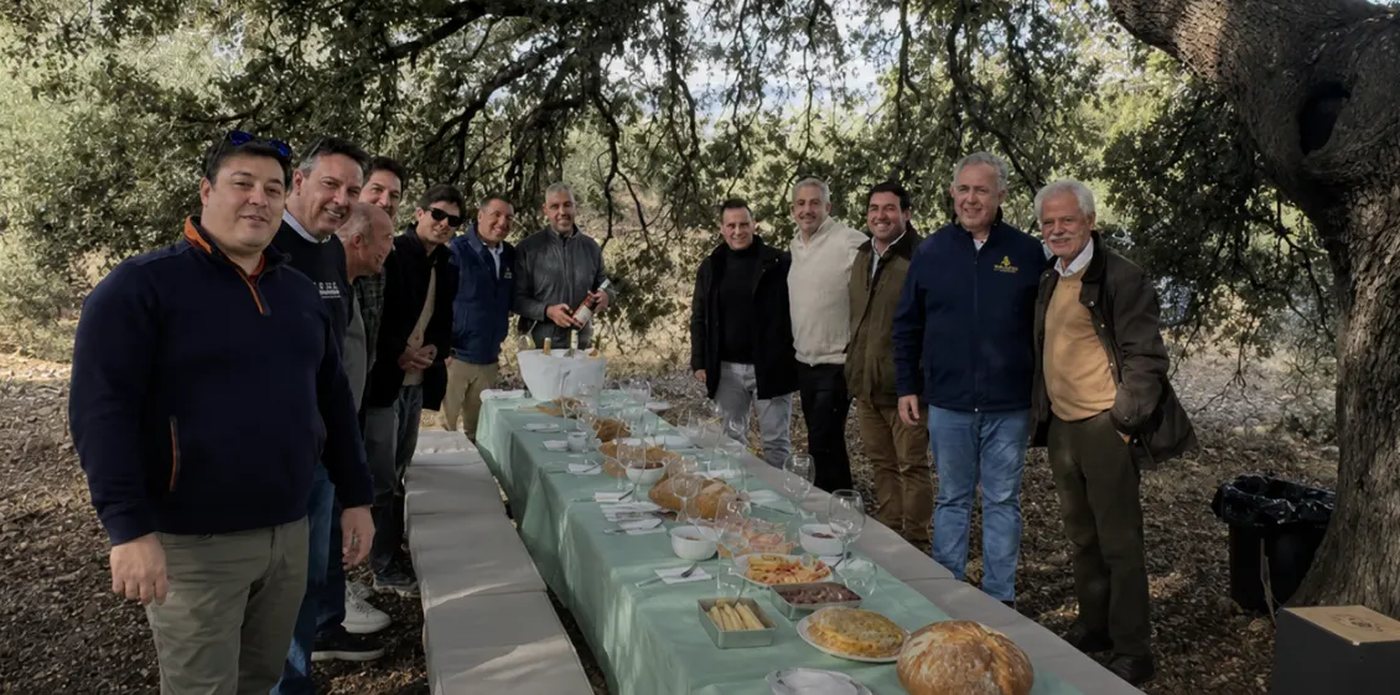 Socios de 12 Balas de Cañón en una comida bajo una encina en la Sierra de las Nieves