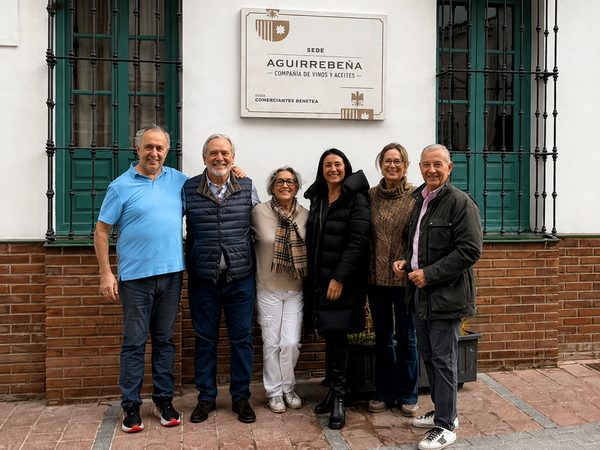 Grupo de socios frente a la fachada de la sede
