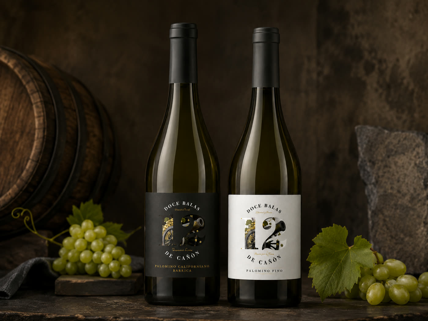 Las dos botellas de 12 Balas de Cañón junto a una barrica y uvas de Palomino