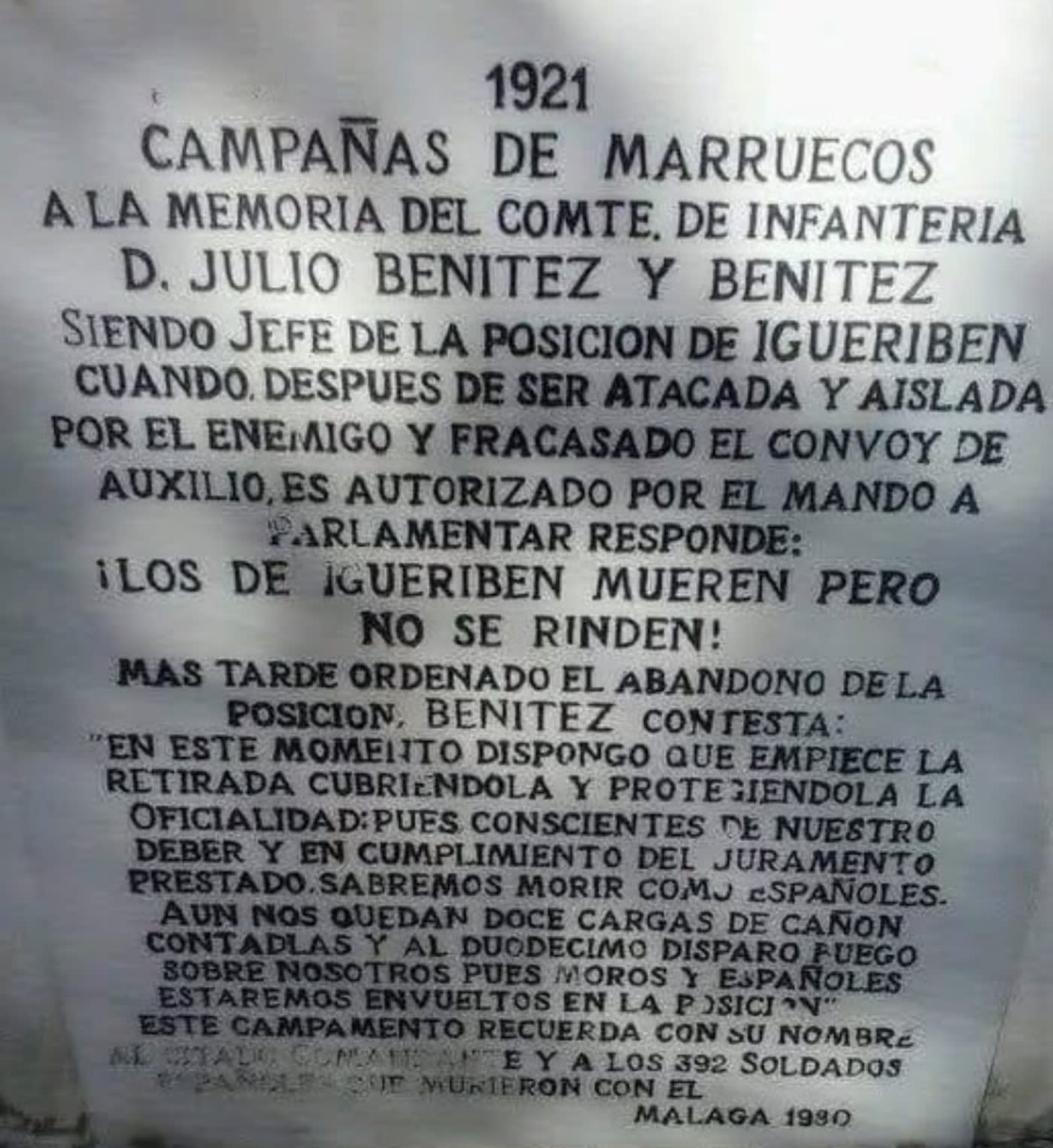 Placa conmemorativa de 1921 en memoria del comandante Julio Benítez y Benítez, jefe de la posición de Igueriben